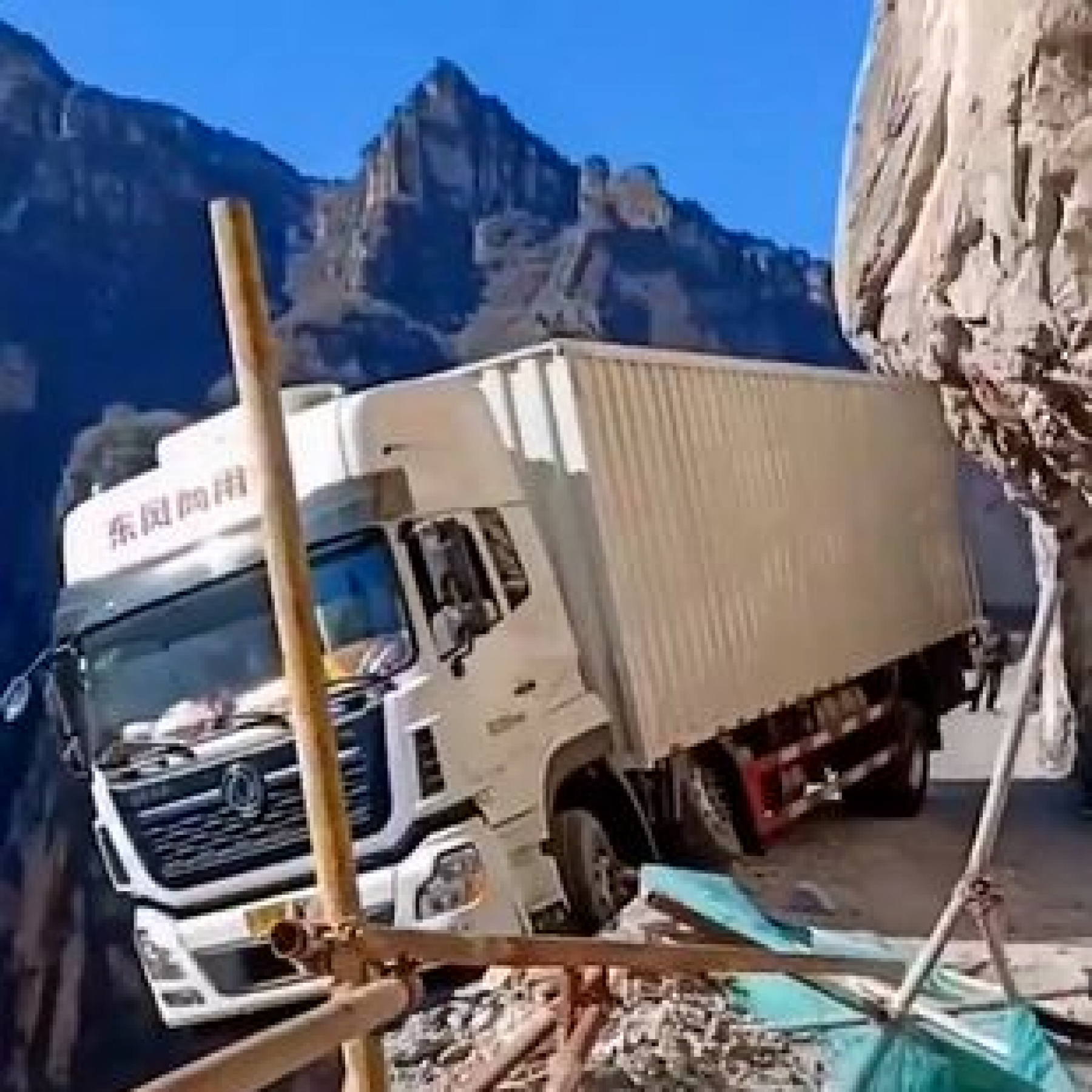 0_VIRAL_PRESS_TRUCK_CLIFF__7_of_11_