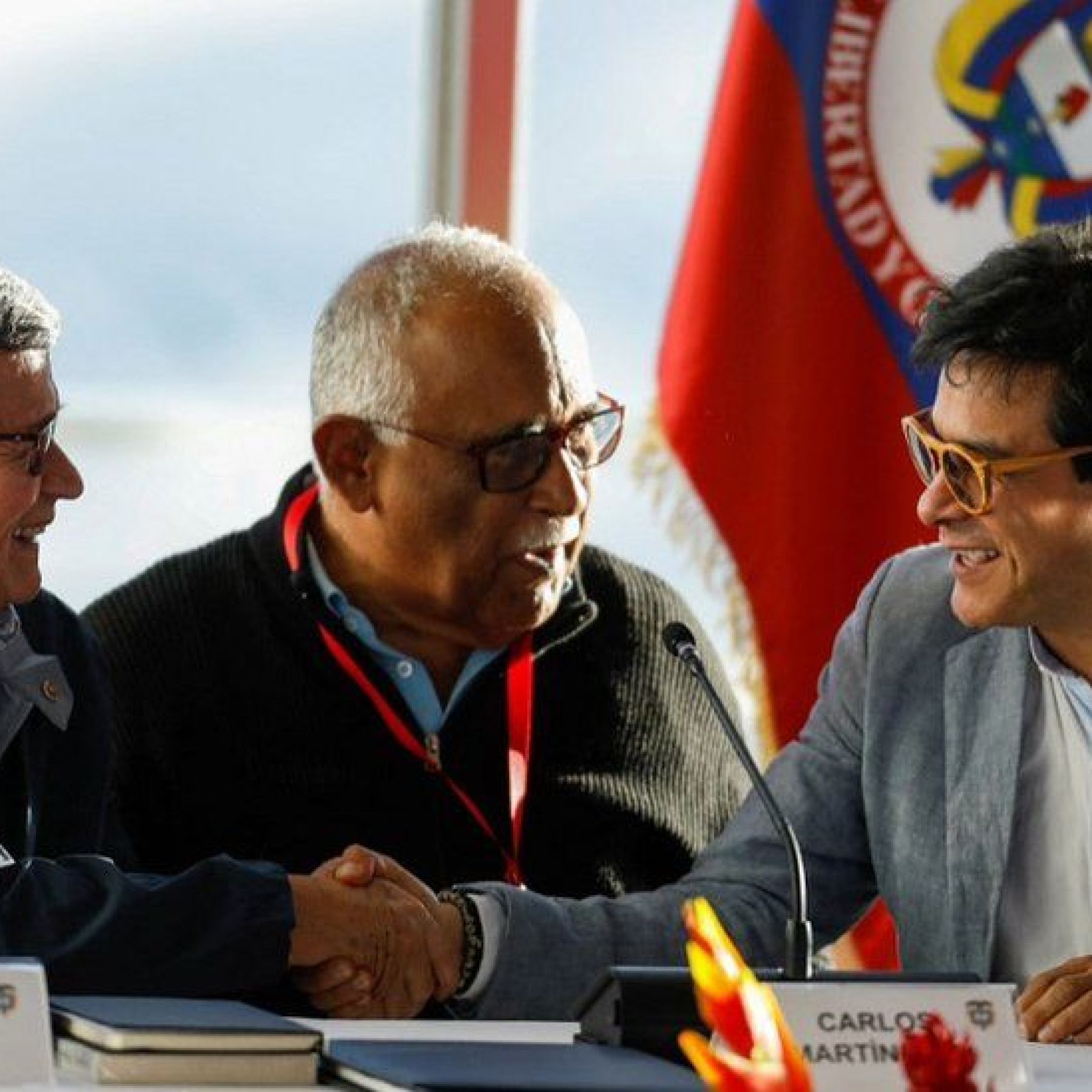 ELN delegation head Pablo Beltrán (L) shakes hands with Colombian negotiator Danilo Rueda in Caracas