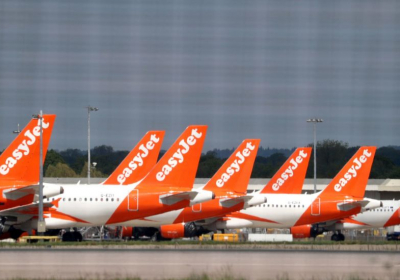 _124936008_easyjetplanesatgatwick