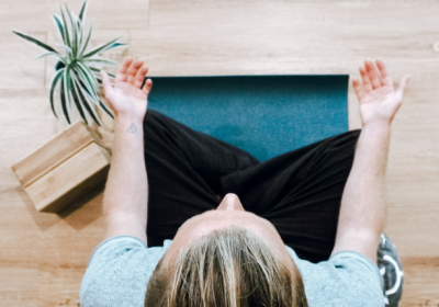 Mindfulness meditation reduces pain by separating it from the self