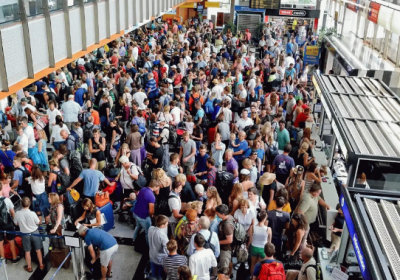 Airlines brace for huge weekend crowds